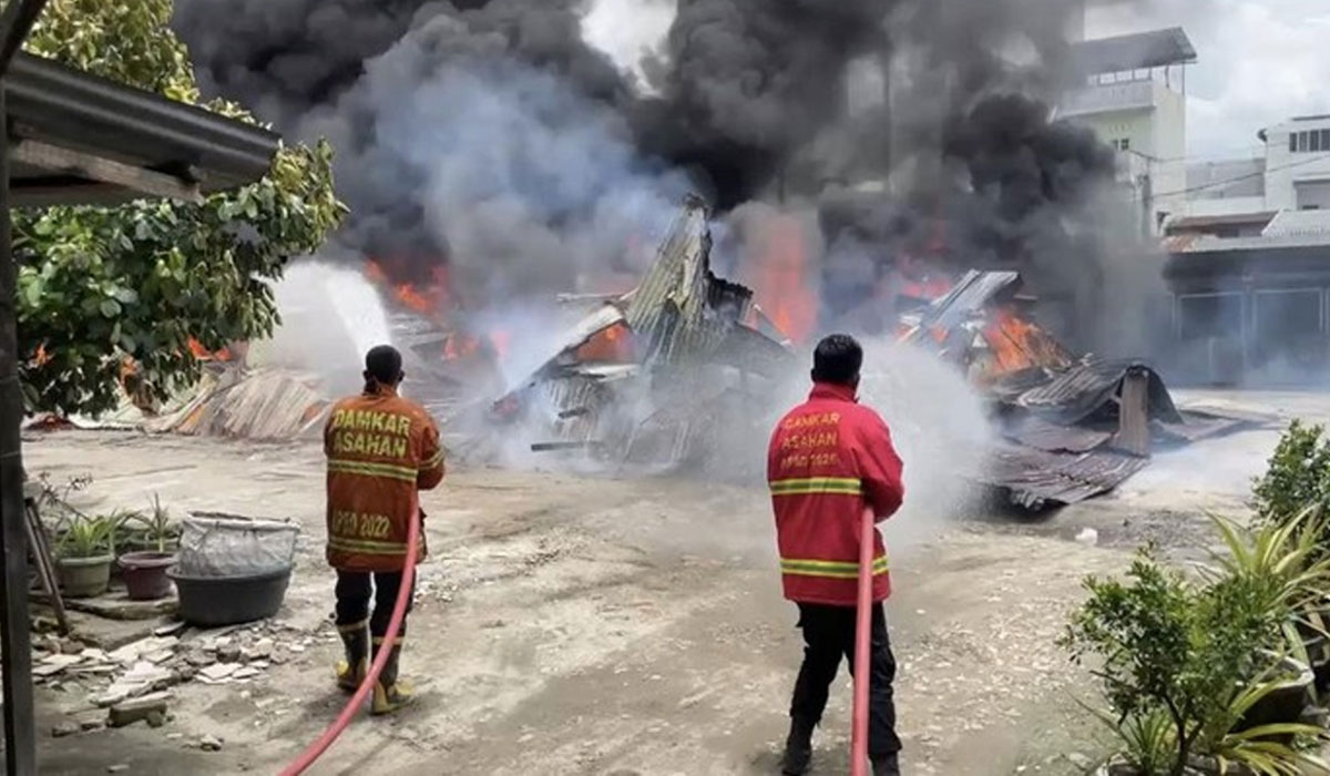 Kebakaran Hebat! Gudang Mobil di Asahan Dilalap Api, Dugaan Awal Korsleting Kebakaran Hebat! Gudang Mobil di Asahan Dilalap Api, Dugaan Awal Korsleting
